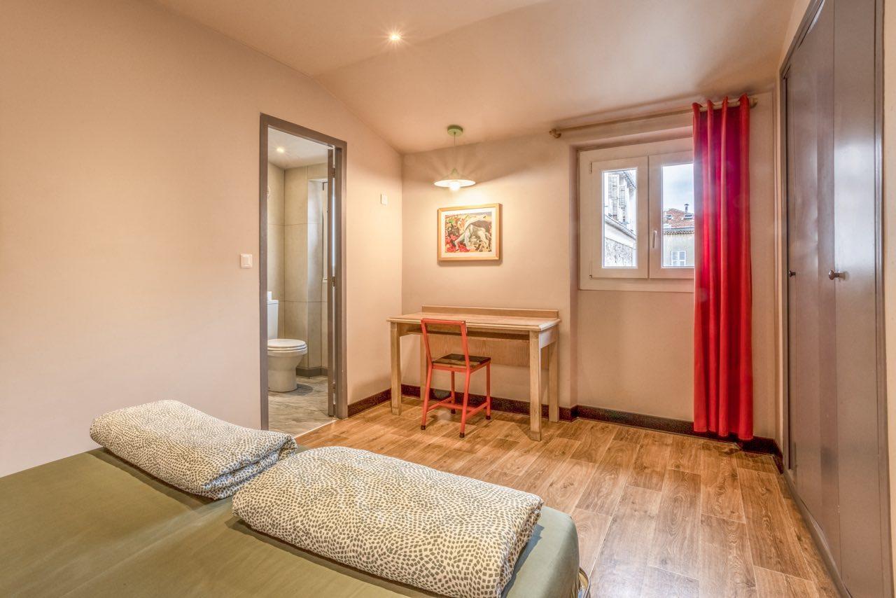 Villa Saint Exupery Beach Hostel Nizza Exterior foto A typical room at the hotel
