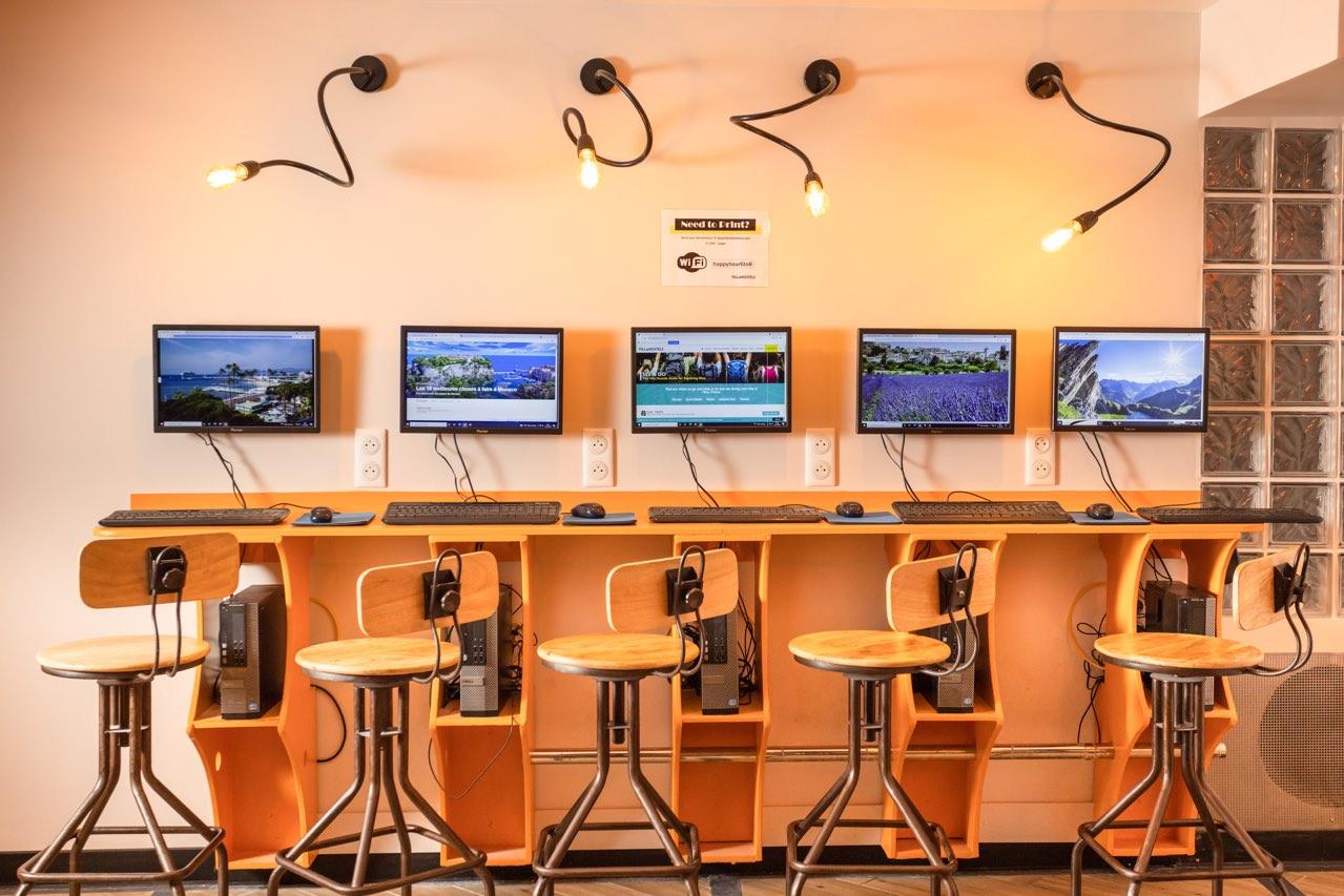 Villa Saint Exupery Beach Hostel Nizza Exterior foto Internet café in Japan