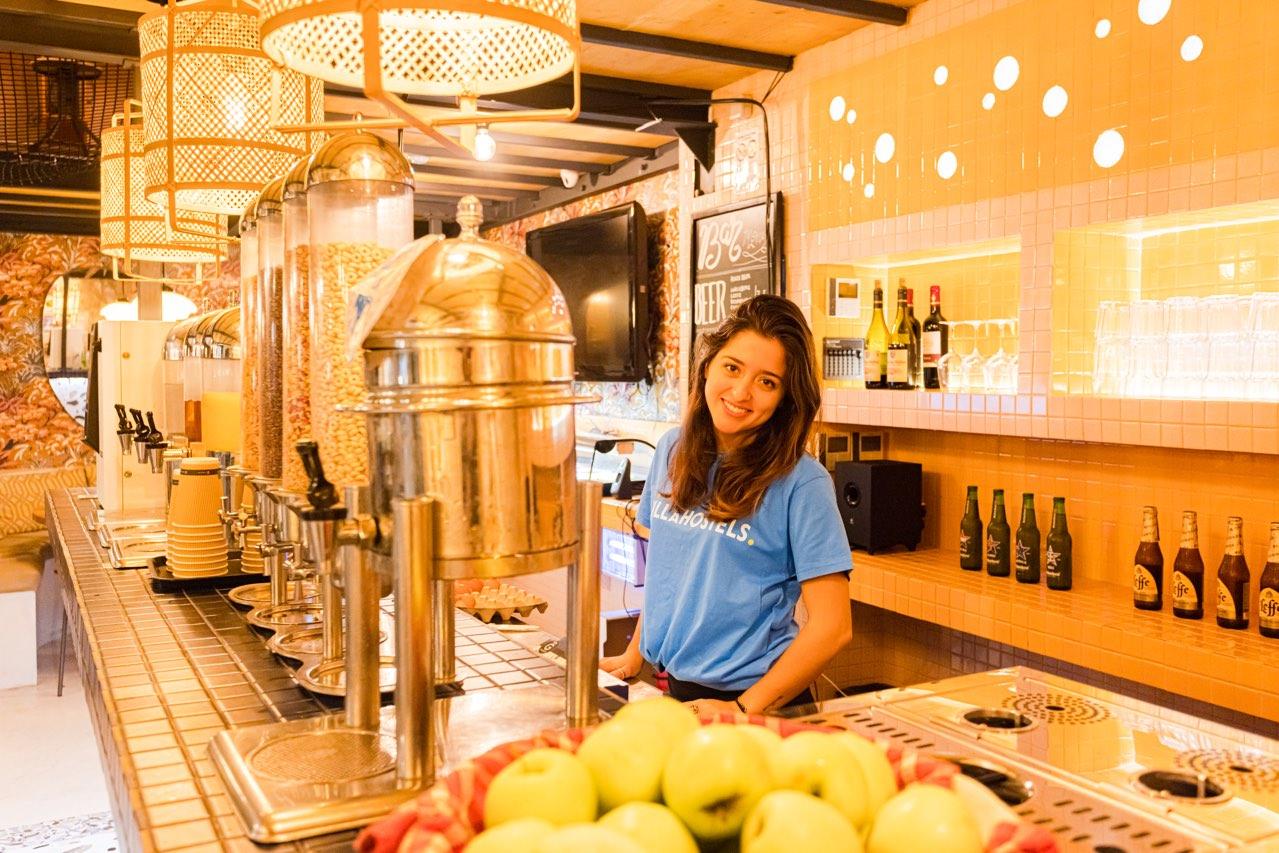 Villa Saint Exupery Beach Hostel Nizza Exterior foto A bartender at work