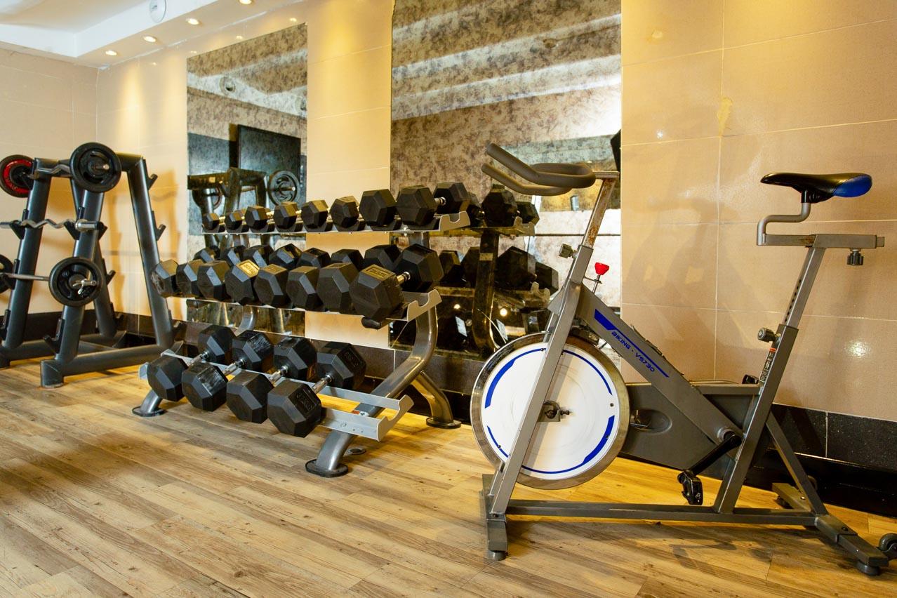 Villa Saint Exupery Beach Hostel Nizza Exterior foto A gym in a hotel