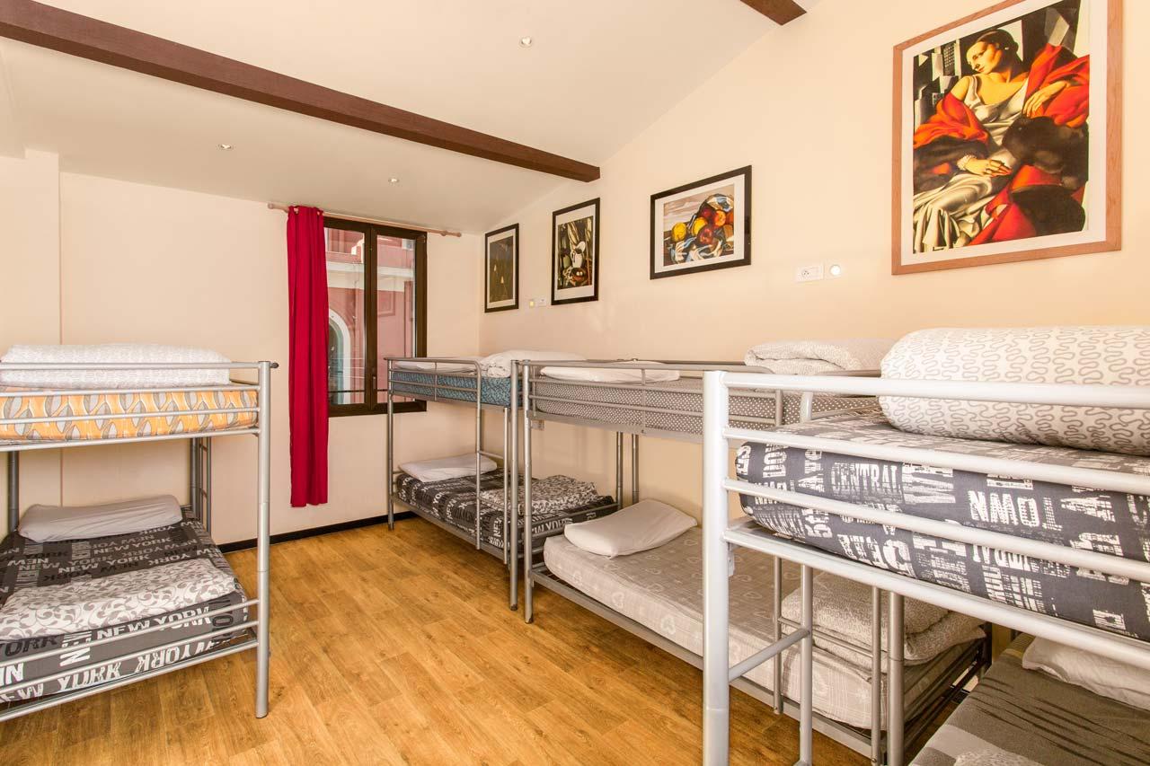 Villa Saint Exupery Beach Hostel Nizza Exterior foto Hostel room in Prague, Czech Republic