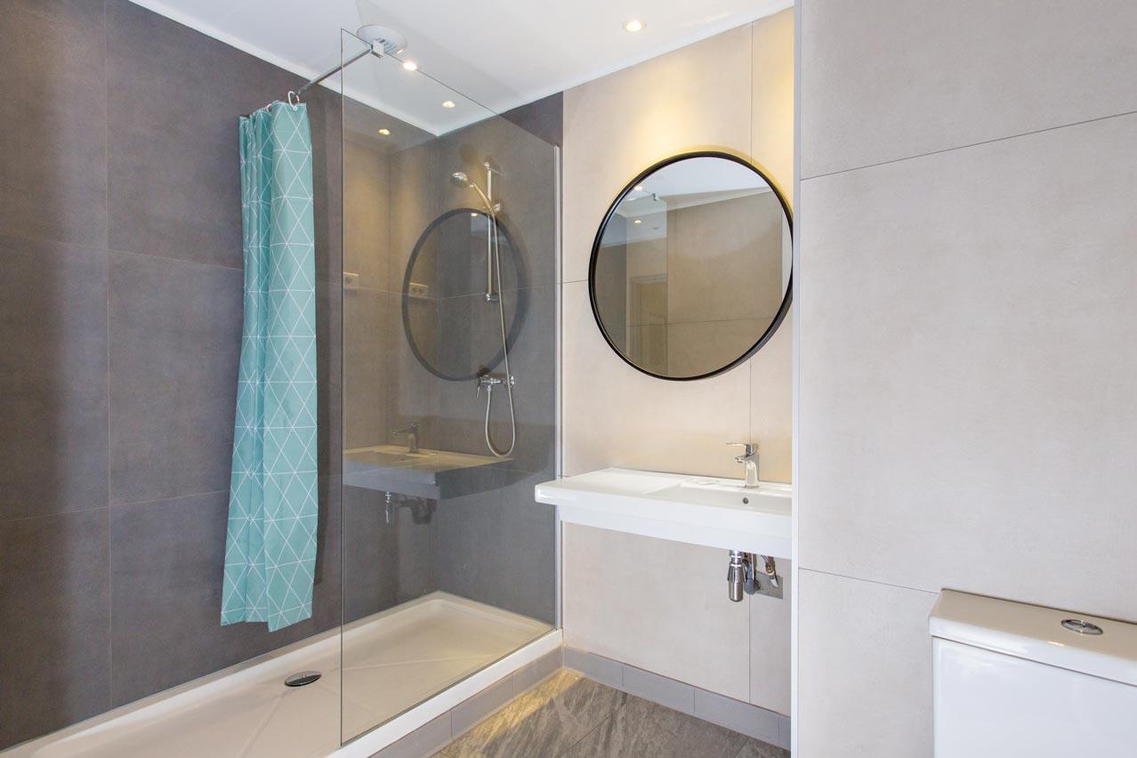 Villa Saint Exupery Beach Hostel Nizza Exterior foto A shower enclosure