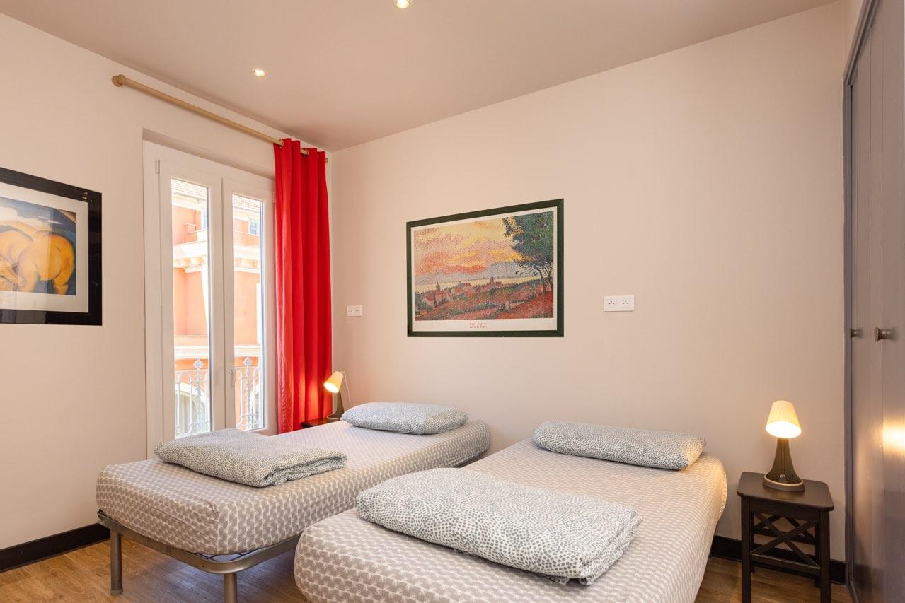 Villa Saint Exupery Beach Hostel Nizza Exterior foto A bedroom in a typical apartment