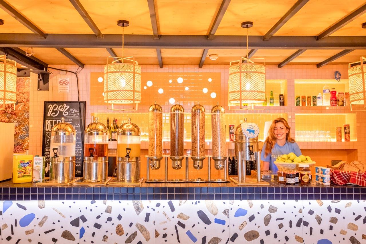 Villa Saint Exupery Beach Hostel Nizza Exterior foto Beer taps at a restaurant