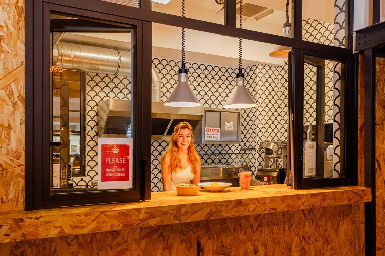 Villa Saint Exupery Beach Hostel Nizza Exterior foto A hostess at a restaurant