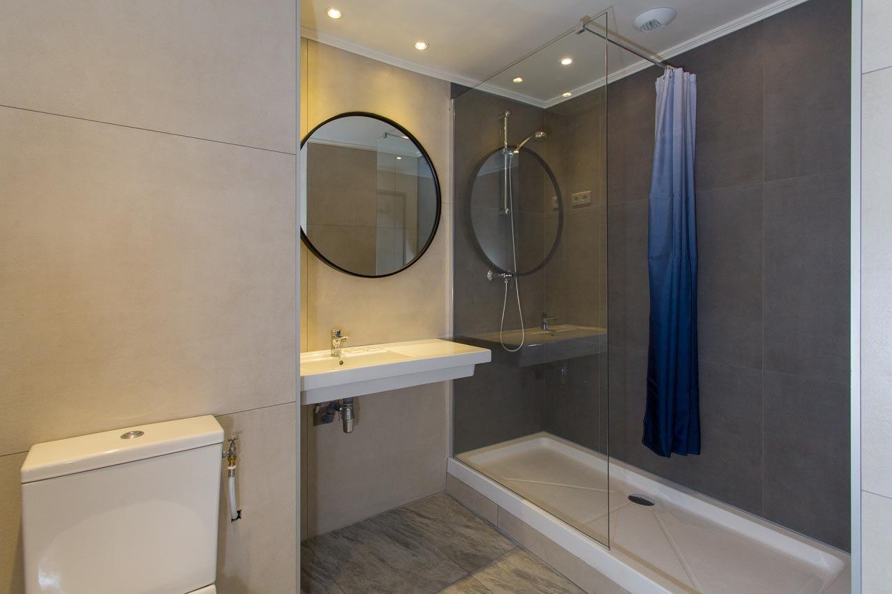 Villa Saint Exupery Beach Hostel Nizza Exterior foto A shower enclosure with a sliding door