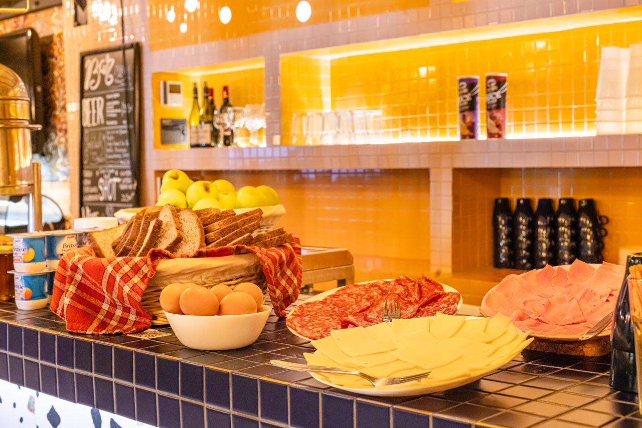 Villa Saint Exupery Beach Hostel Nizza Exterior foto A tapas bar in Madrid